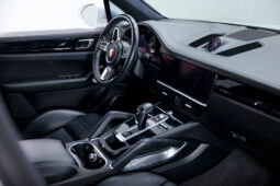
										2020 Porsche Cayenne E-Hybrid Turbo S full									