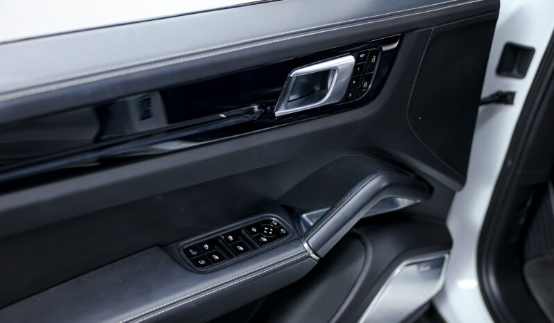 
								2020 Porsche Cayenne E-Hybrid Turbo S full									