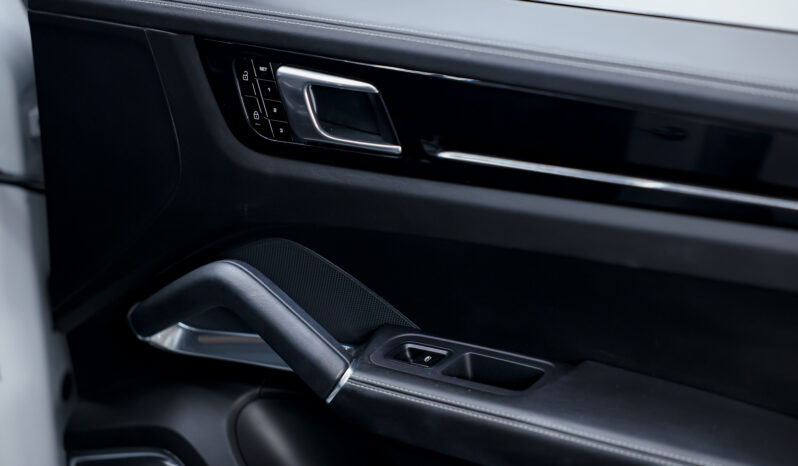 
								2020 Porsche Cayenne E-Hybrid Turbo S full									