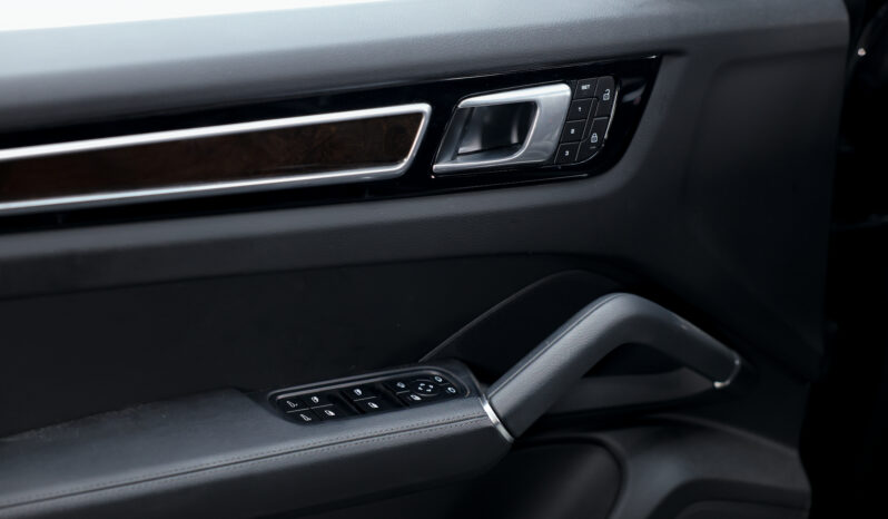 
								2022 Porsche Cayenne full									